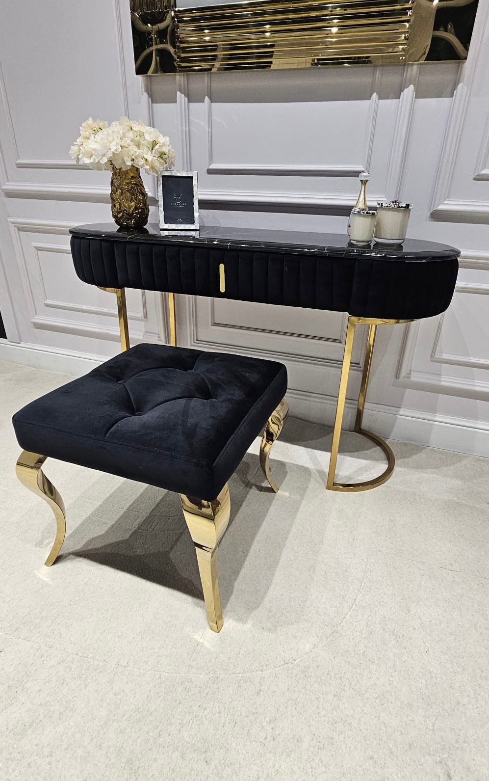 TOALETKA VIENA,na złotych nogach, korpus obity czarną tkaniną, eleganckie przeszycia, blat z konglomeratu marmurowego 1