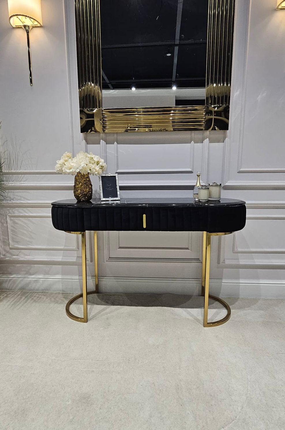 TOALETKA VIENA,na złotych nogach, korpus obity czarną tkaniną, eleganckie przeszycia, blat z konglomeratu marmurowego 2 TOALETKA VIENA,na złotych nogach, korpus obity czarną tkaniną, eleganckie przeszycia, blat z konglomeratu marmurowego