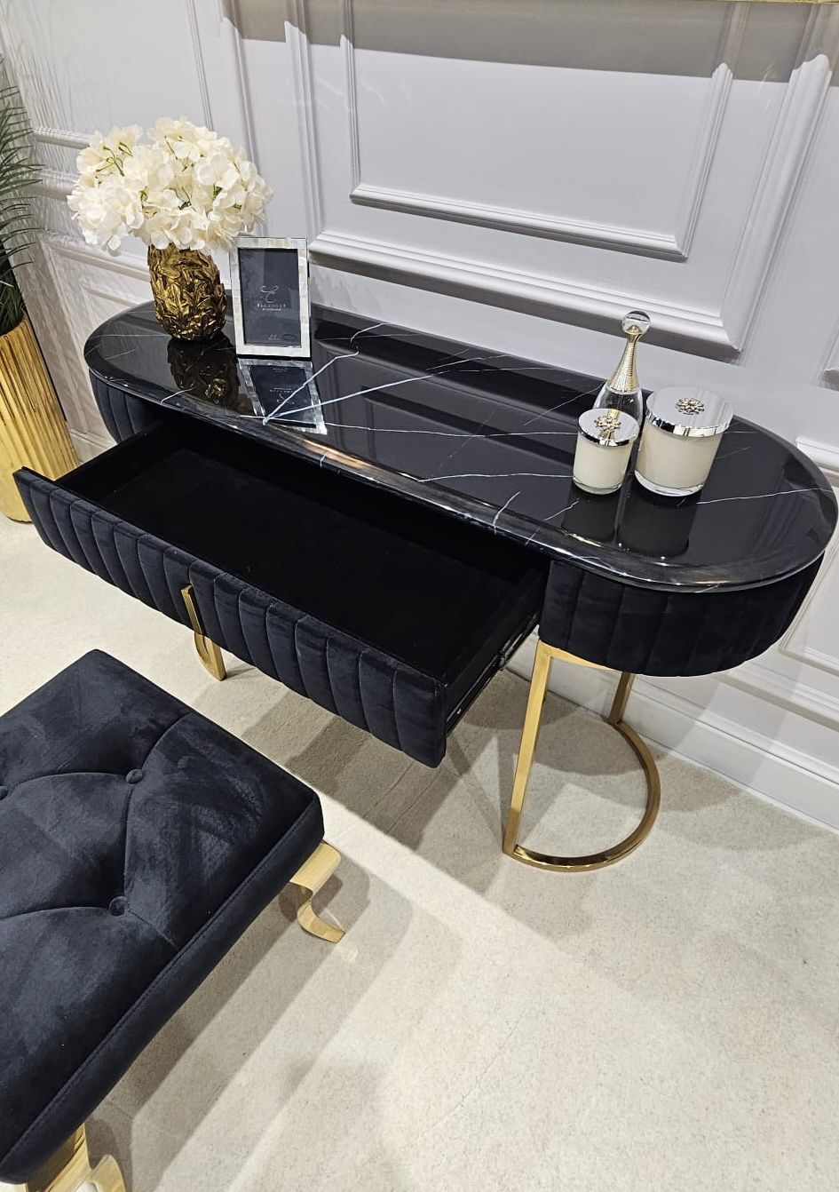 TOALETKA VIENA,na złotych nogach, korpus obity czarną tkaniną, eleganckie przeszycia, blat z konglomeratu marmurowego 3