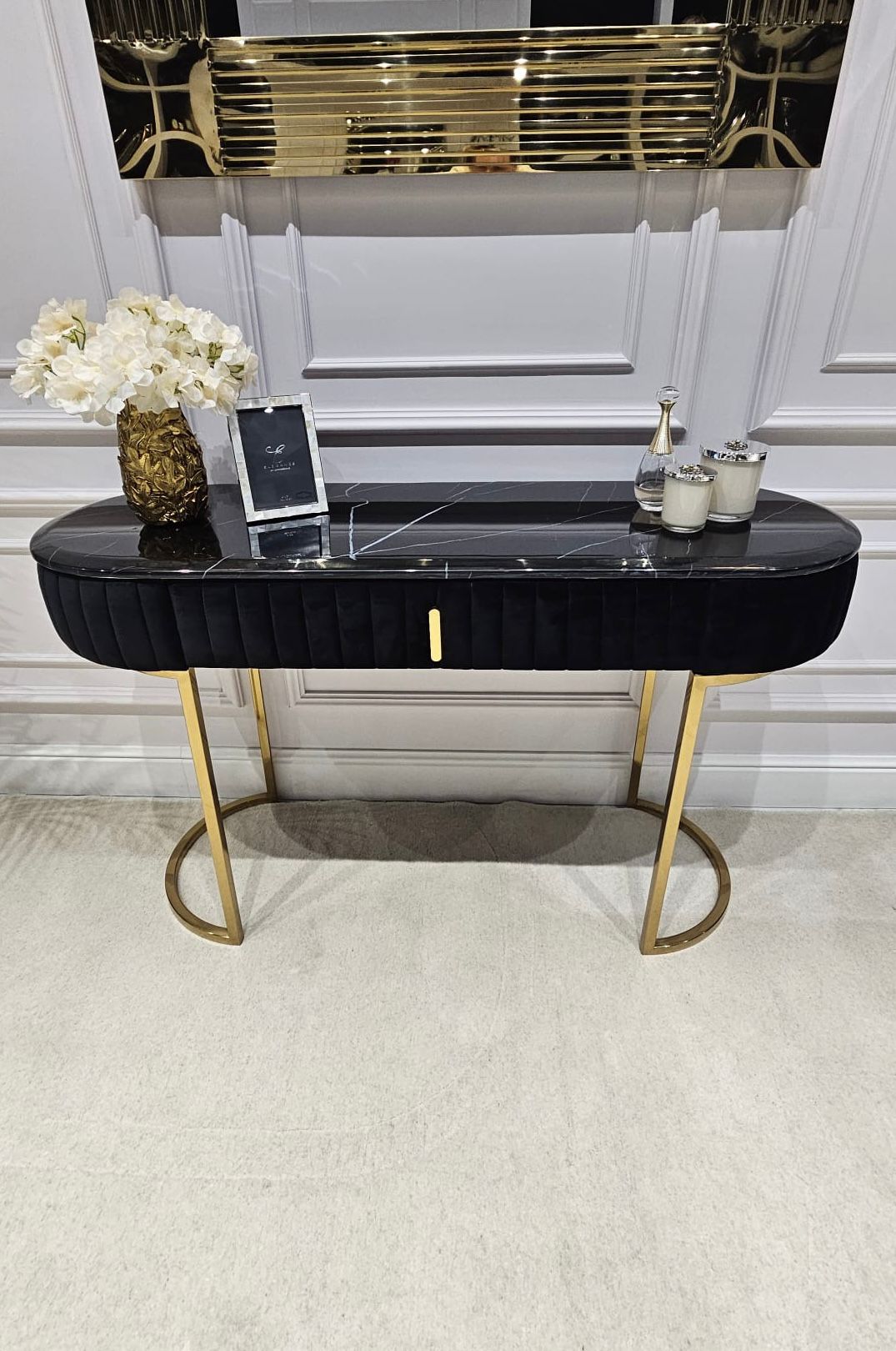 TOALETKA VIENA,na złotych nogach, korpus obity czarną tkaniną, eleganckie przeszycia, blat z konglomeratu marmurowego 4