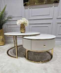 ZESTAW DWÓCH STOLIKÓW KAWOWYCH Anne Cashmir okrągłe, złote metalowe podstawy, kaszmirowy, ryflowany korpus, blaty z konglomeratu marmurowego