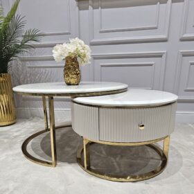 ZESTAW DWÓCH STOLIKÓW KAWOWYCH Anne Cashmir okrągłe, złote metalowe podstawy, kaszmirowy, ryflowany korpus, blaty z konglomeratu marmurowego
