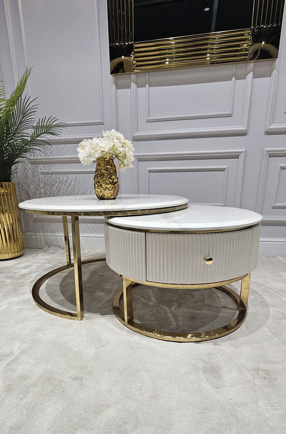ZESTAW DWÓCH STOLIKÓW KAWOWYCH Anne Cashmir okrągłe, złote metalowe podstawy, kaszmirowy, ryflowany korpus, blaty z konglomeratu marmurowego