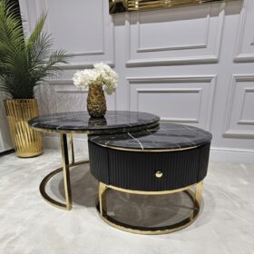 ZESTAW DWÓCH STOLIKÓW KAWOWYCH Anne Nero okrągłe, złote metalowe podstawy, czarny, ryflowany korpus, blaty z konglomeratu marmurowego