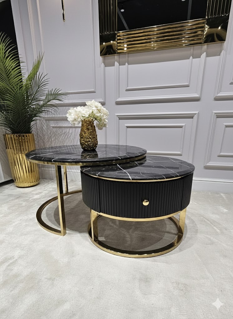 ZESTAW DWÓCH STOLIKÓW KAWOWYCH Anne Nero okrągłe, złote metalowe podstawy, czarny, ryflowany korpus, blaty z konglomeratu marmurowego