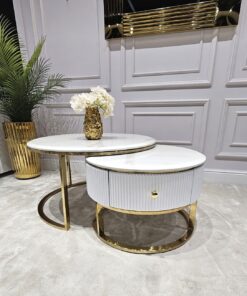 ZESTAW DWÓCH STOLIKÓW KAWOWYCH Anne okrągłe, złote metalowe podstawy, biały, ryflowany korpus, blaty z konglomeratu marmurowego