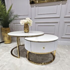 ZESTAW DWÓCH STOLIKÓW KAWOWYCH Anne okrągłe, złote metalowe podstawy, biały, ryflowany korpus, blaty z konglomeratu marmurowego