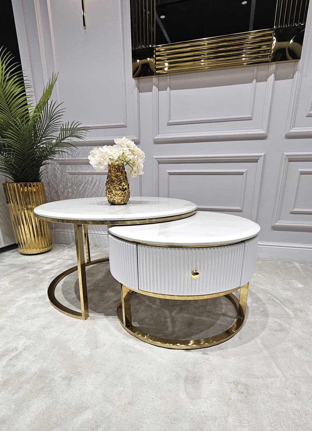 ZESTAW DWÓCH STOLIKÓW KAWOWYCH Anne okrągłe, złote metalowe podstawy, biały, ryflowany korpus, blaty z konglomeratu marmurowego ZESTAW DWÓCH STOLIKÓW KAWOWYCH Anne okrągłe, złote metalowe podstawy, biały, ryflowany korpus, blaty z konglomeratu marmurowego