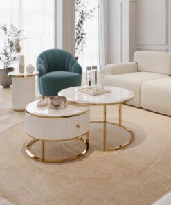 ZESTAW DWÓCH STOLIKÓW KAWOWYCH Anne okrągłe, złote metalowe podstawy, biały, ryflowany korpus, blaty z konglomeratu marmurowego