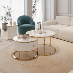 ZESTAW DWÓCH STOLIKÓW KAWOWYCH Anne okrągłe, złote metalowe podstawy, biały, ryflowany korpus, blaty z konglomeratu marmurowego