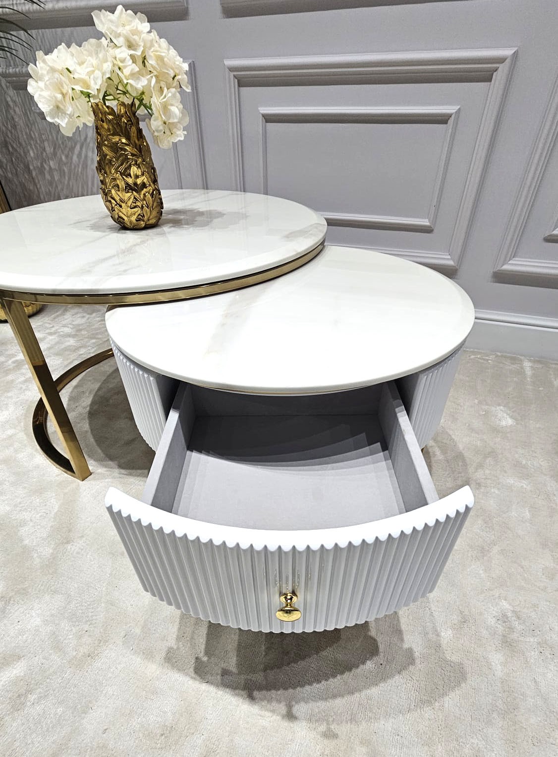 ZESTAW DWÓCH STOLIKÓW KAWOWYCH Anne okrągłe, złote metalowe podstawy, biały, ryflowany korpus, blaty z konglomeratu marmurowego, ekskluzywny ZESTAW DWÓCH STOLIKÓW KAWOWYCH Anne okrągłe, złote metalowe podstawy, biały, ryflowany korpus, blaty z konglomeratu marmurowego, ekskluzywny
