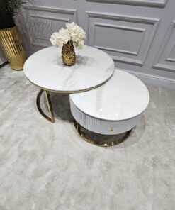 ZESTAW DWÓCH STOLIKÓW KAWOWYCH Anne okrągłe, złote metalowe podstawy, biały, ryflowany korpus, blaty z konglomeratu marmurowego, piękny