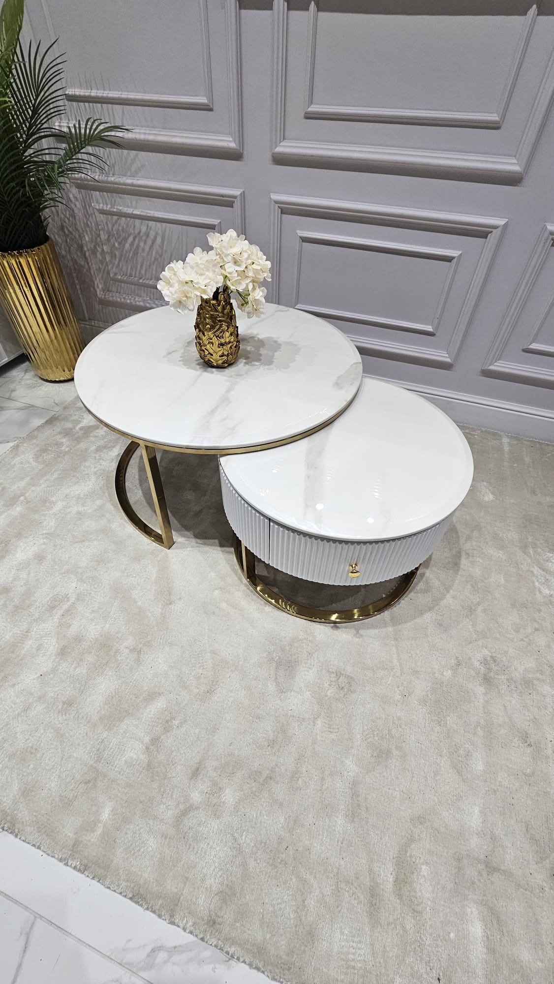 ZESTAW DWÓCH STOLIKÓW KAWOWYCH Anne okrągłe, złote metalowe podstawy, biały, ryflowany korpus, blaty z konglomeratu marmurowego, piękny ZESTAW DWÓCH STOLIKÓW KAWOWYCH Anne okrągłe, złote metalowe podstawy, biały, ryflowany korpus, blaty z konglomeratu marmurowego, piękny
