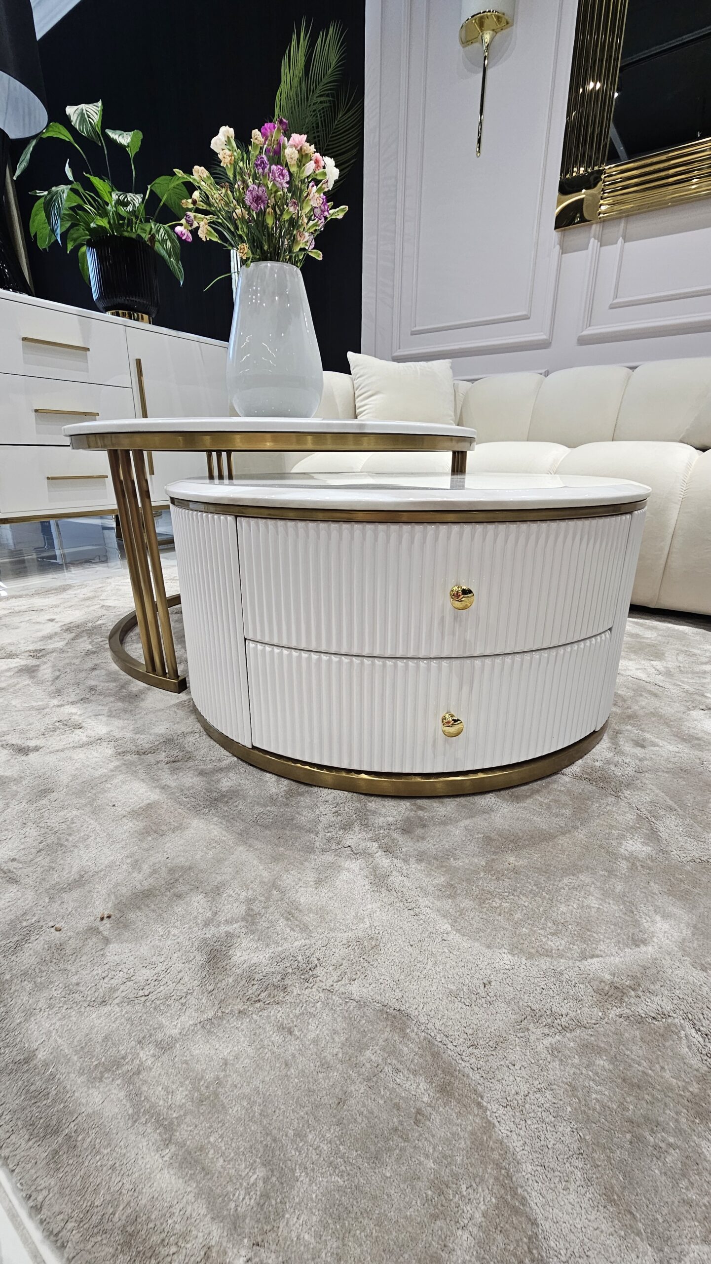 ZESTAW STOLIKÓW KAWOWYCH Anne 2w1, blat z konglomeratu marmurowego, ZŁOTY SZCZOTKOWANY, ryflowany z szufladami, z serii mebli Anne 2025 ZESTAW STOLIKÓW KAWOWYCH Anne 2w1, blat z konglomeratu marmurowego, ZŁOTY SZCZOTKOWANY, ryflowany z szufladami, z serii mebli Anne 2025