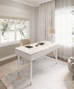 BIURKO Anne na białych nogach ze srebrnymi detalami, ryflowany korpus, blat z konglomeratu marmurowego, nowoczesny styl, piękne