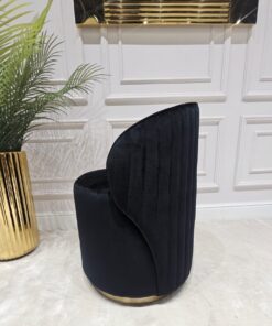 FOTEL DO TOALETKI Anne okrągły, welurowa tkanina, eleganckie pionowe, przeszycia na oparciu, złoty, metalowy detal, nowoczesny styl, czarny, piękny