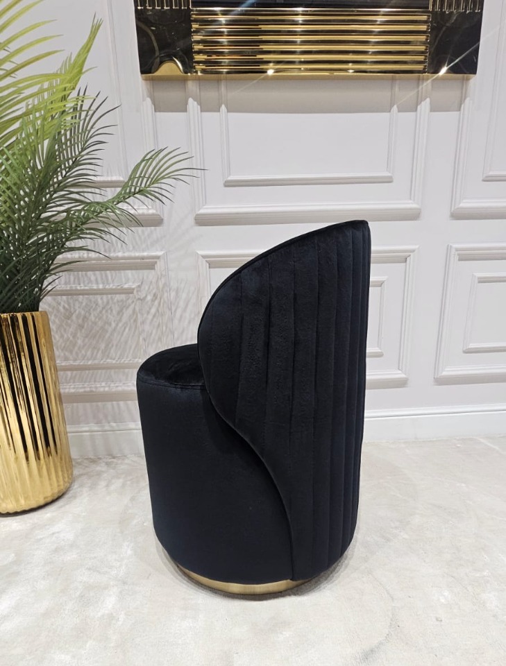 FOTEL DO TOALETKI Anne okrągły, welurowa tkanina, eleganckie pionowe, przeszycia na oparciu, złoty, metalowy detal, nowoczesny styl, czarny, piękny