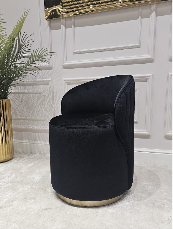 FOTEL DO TOALETKI Anne okrągły, welurowa tkanina, eleganckie pionowe, przeszycia na oparciu, złoty, metalowy detal, nowoczesny styl, czarny