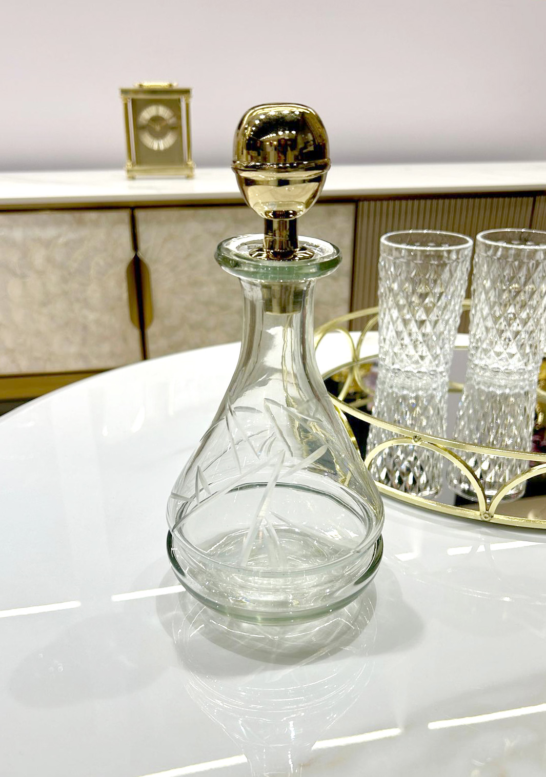 KARAFKA Z KORKIEM szklana, złoty metalowy korek, klasyczny styl