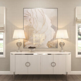 KOMODA Anne z ryflowanym, białym korpusem, blat z konglomeratu marmurowego, srebrne metalowe dodatki