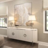KOMODA Anne z ryflowanym, białym korpusem, blat z konglomeratu marmurowego, srebrne metalowe dodatki, piękna