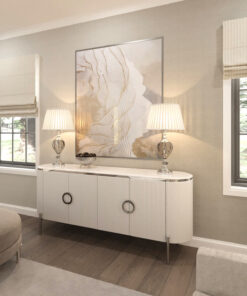 KOMODA Anne z ryflowanym, białym korpusem, blat z konglomeratu marmurowego, srebrne metalowe dodatki, piękna