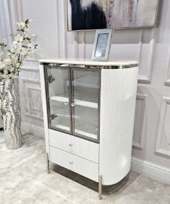 KOMODA biała Anne Silver, srebrne, metalowe elementy, 2-drzwiowa, transparentna witryna styl glamour