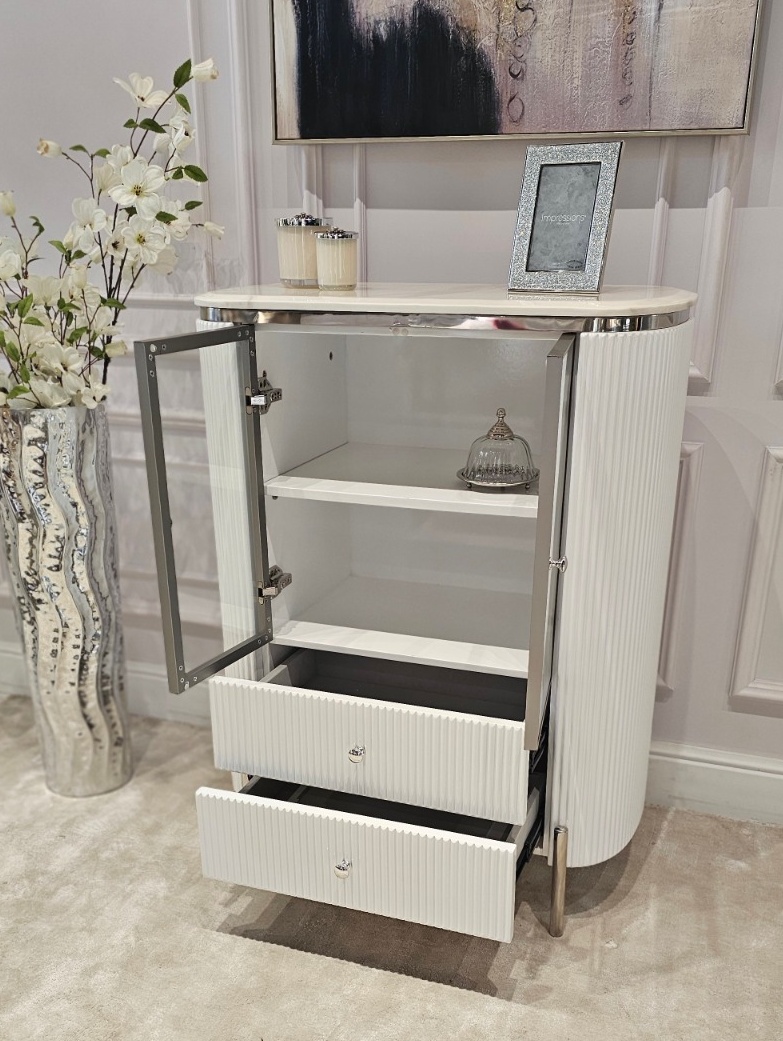 KOMODA biała Anne Silver, srebrne, metalowe elementy, 2-drzwiowa, transparentna witryna styl glamour, elegancka