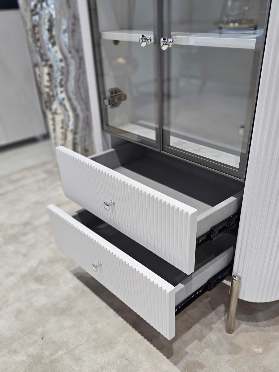 KOMODA biała Anne Silver, srebrne, metalowe elementy, 2-drzwiowa, transparentna witryna styl glamour, najwyższa jakość