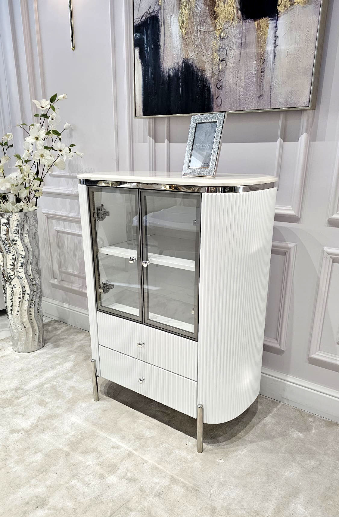 KOMODA biała Anne Silver, srebrne, metalowe elementy, 2-drzwiowa, transparentna witryna styl glamour