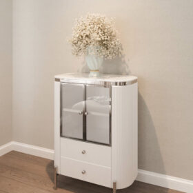KOMODA biała Anne, srebrne, metalowe elementy, 2-drzwiowa, transparentna witryna styl glamour