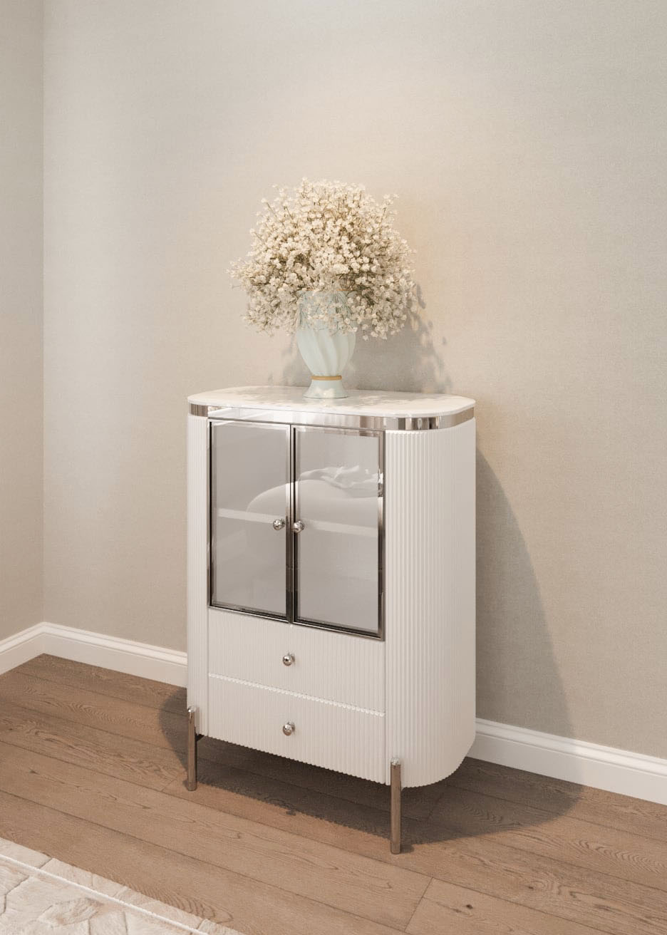 KOMODA biała Anne, srebrne, metalowe elementy, 2-drzwiowa, transparentna witryna styl glamour