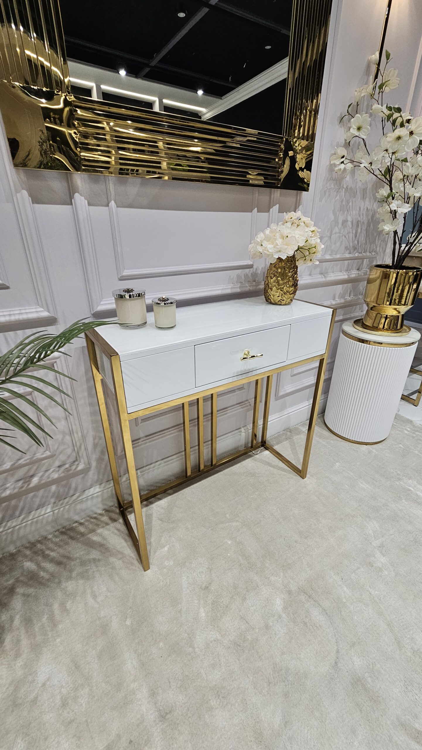 KONSOLA LOUVRE z jedną szufladą, złoty stelaż, biały korpus w wysokim połysku, styl glamour, ekskluzywna