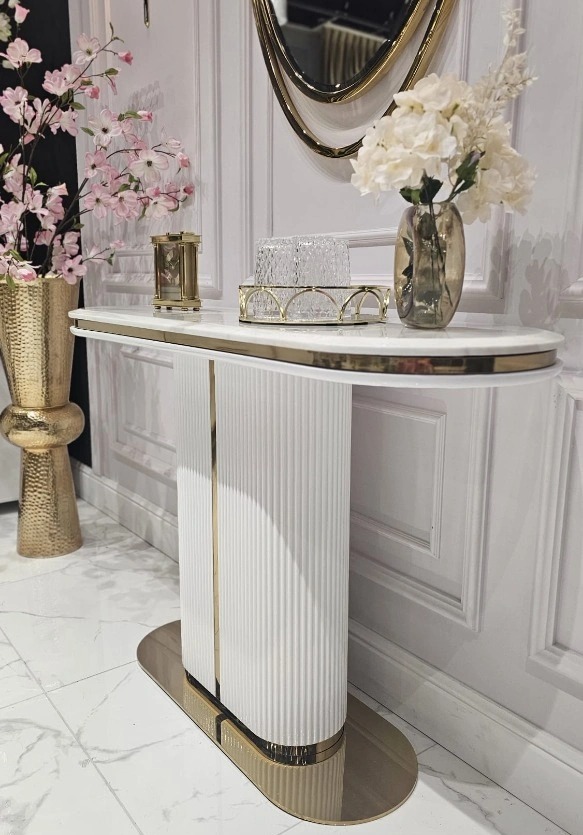 KONSOLA Prestige biała, ryflowana podstawa, złote, błyszczące detale, blat z konglomeratu marmurowego KONSOLA Prestige biała, ryflowana podstawa, złote, błyszczące detale, blat z konglomeratu marmurowego