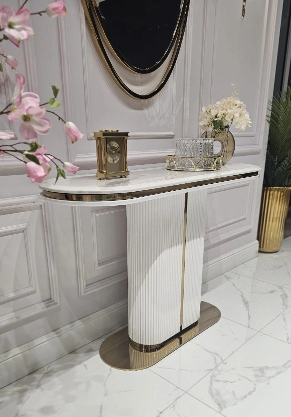 KONSOLA Prestige biała, ryflowana podstawa, złote, błyszczące detale, blat z konglomeratu marmurowego, do salonu KONSOLA Prestige biała, ryflowana podstawa, złote, błyszczące detale, blat z konglomeratu marmurowego, do salonu