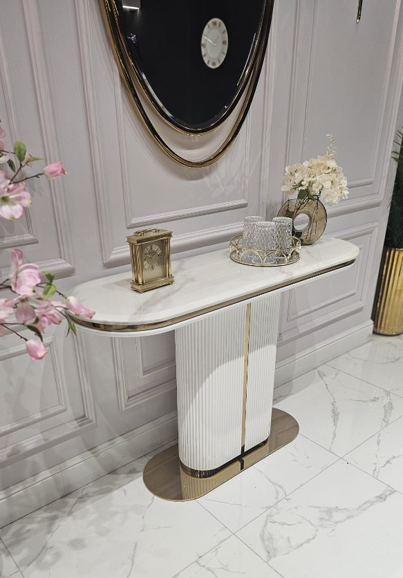 KONSOLA Prestige biała, ryflowana podstawa, złote, błyszczące detale, blat z konglomeratu marmurowego, na korytarz KONSOLA Prestige biała, ryflowana podstawa, złote, błyszczące detale, blat z konglomeratu marmurowego, na korytarz