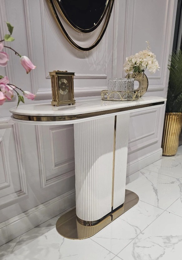 KONSOLA Prestige biała, ryflowana podstawa, złote, błyszczące detale, blat z konglomeratu marmurowego, premium KONSOLA Prestige biała, ryflowana podstawa, złote, błyszczące detale, blat z konglomeratu marmurowego, premium