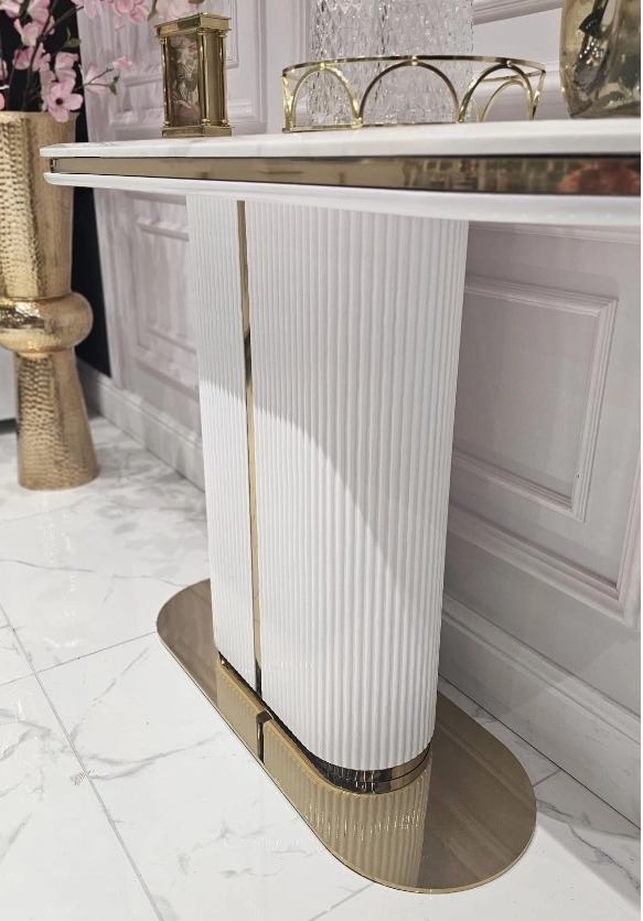 KONSOLA Prestige biała, ryflowana podstawa, złote, błyszczące detale, blat z konglomeratu marmurowego, wyjątkowa KONSOLA Prestige biała, ryflowana podstawa, złote, błyszczące detale, blat z konglomeratu marmurowego, wyjątkowa