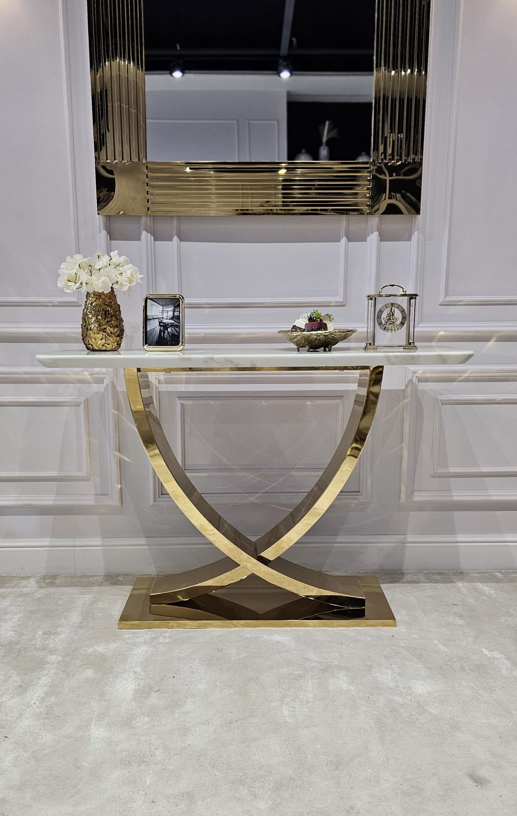KONSOLA na złotym stelażu w kształcie X, prostokątny, biały blat z konglomeratu marmurowego, nowoczesny glamour, piękna
