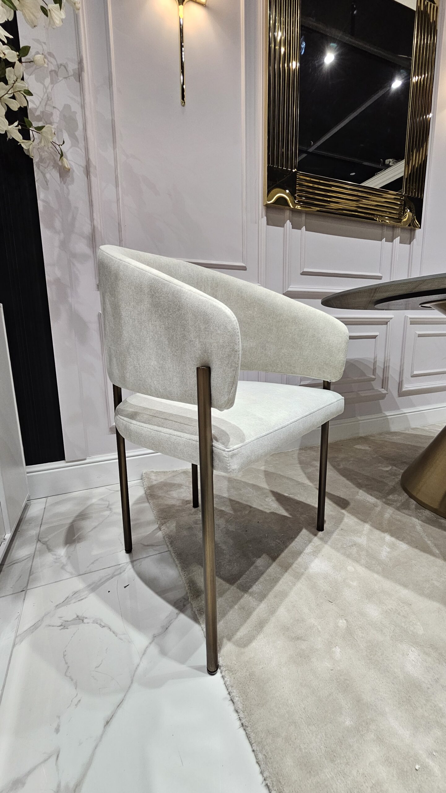 KRZESŁO na metalowych nogach w kolorze szczotkowanego brązu, jasnoszara welurowa tkanina, nowoczesny styl, ekskluzywny