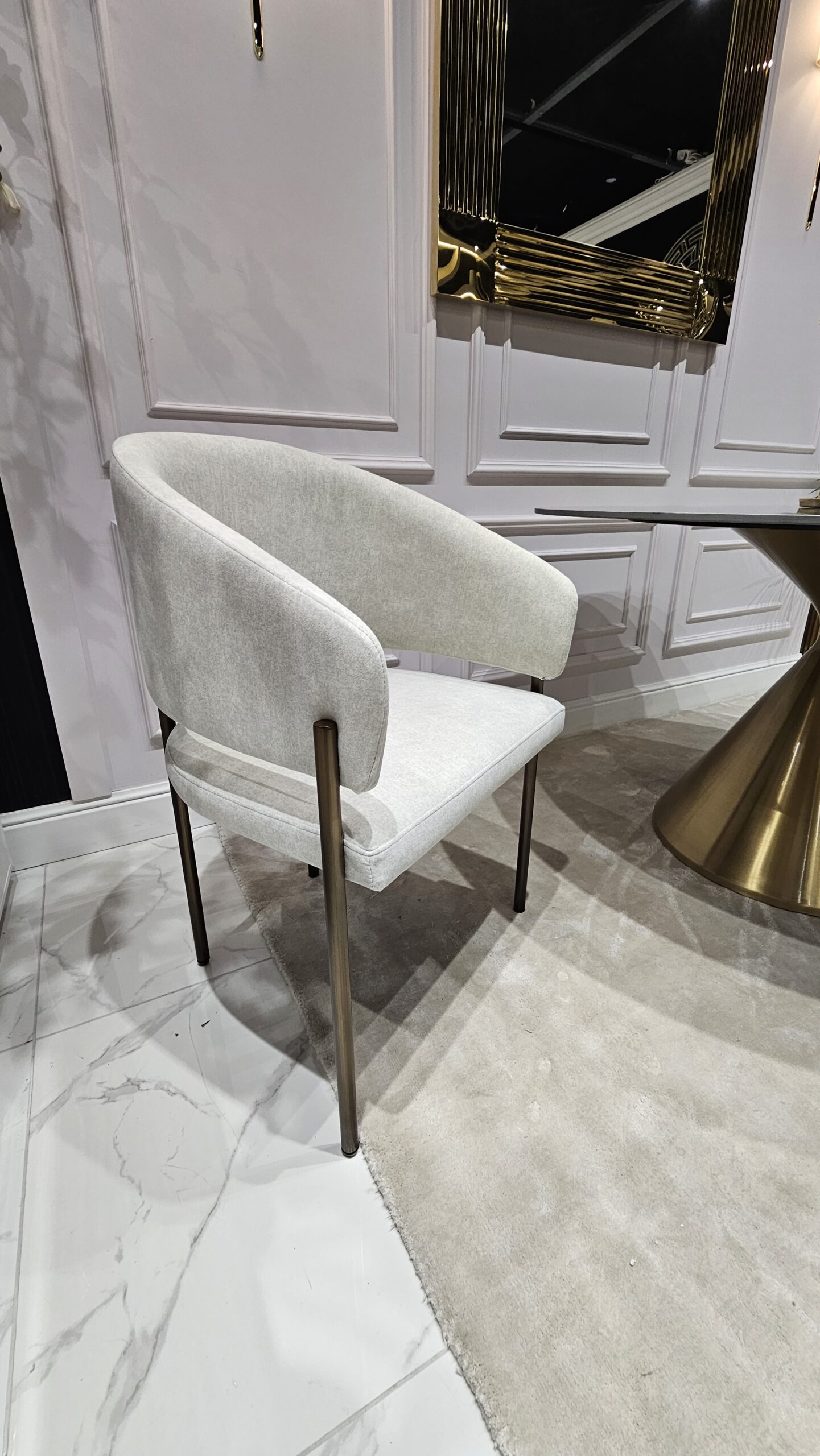 KRZESŁO na metalowych nogach w kolorze szczotkowanego brązu, jasnoszara welurowa tkanina, nowoczesny styl, piękne