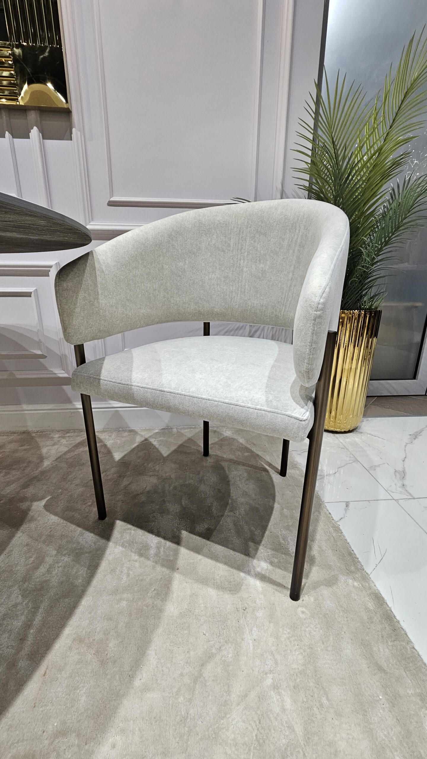 KRZESŁO na metalowych nogach w kolorze szczotkowanego brązu, jasnoszara welurowa tkanina, nowoczesny styl