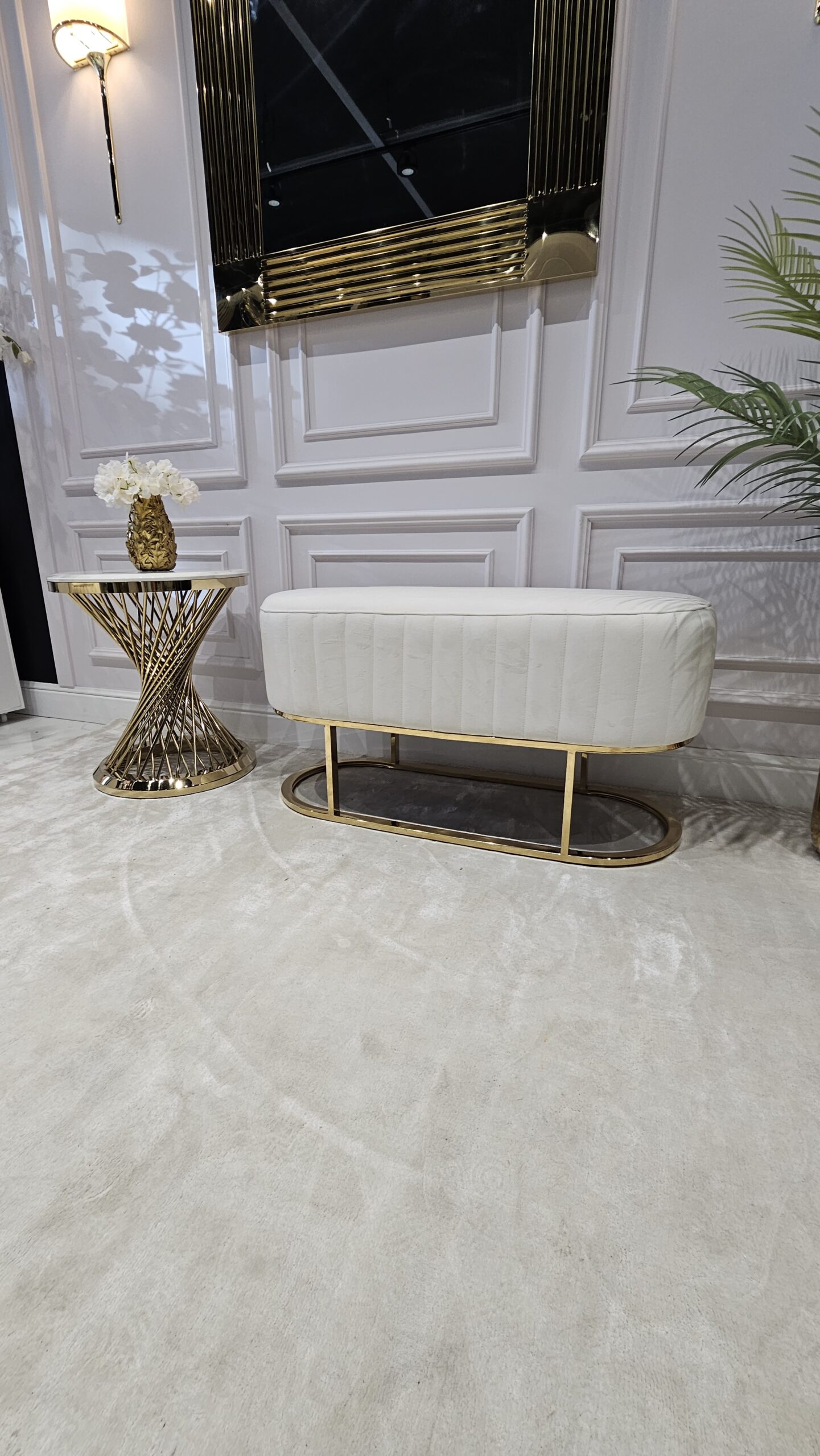 ŁAWKA o zaokrąglonych kształtach, welurowa tapicerka z pionowymi przeszyciami, złoty, metalowy stelaż, nowoczesny styl