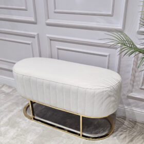 ŁAWKA o zaokrąglonych kształtach, welurowa tapicerka z pionowymi przeszyciami, złoty, metalowy stelaż, nowoczesny styl