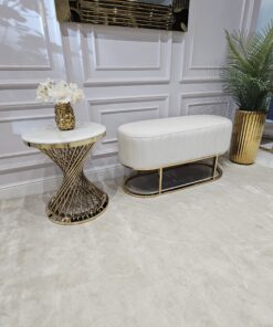 ŁAWKA o zaokrąglonych kształtach, welurowa tapicerka z pionowymi przeszyciami, złoty, metalowy stelaż, nowoczesny styl, piękny