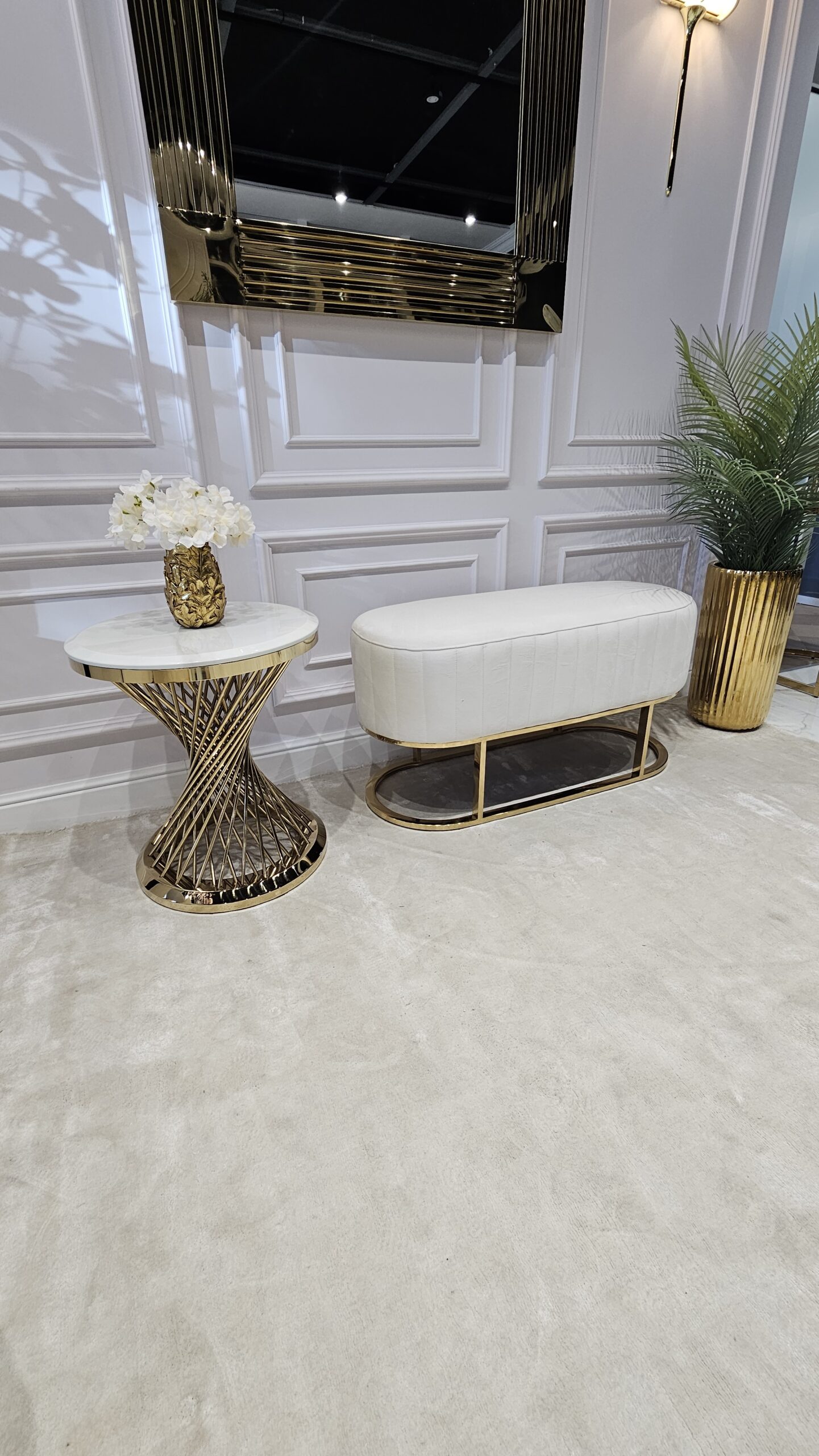 ŁAWKA o zaokrąglonych kształtach, welurowa tapicerka z pionowymi przeszyciami, złoty, metalowy stelaż, nowoczesny styl, piękny