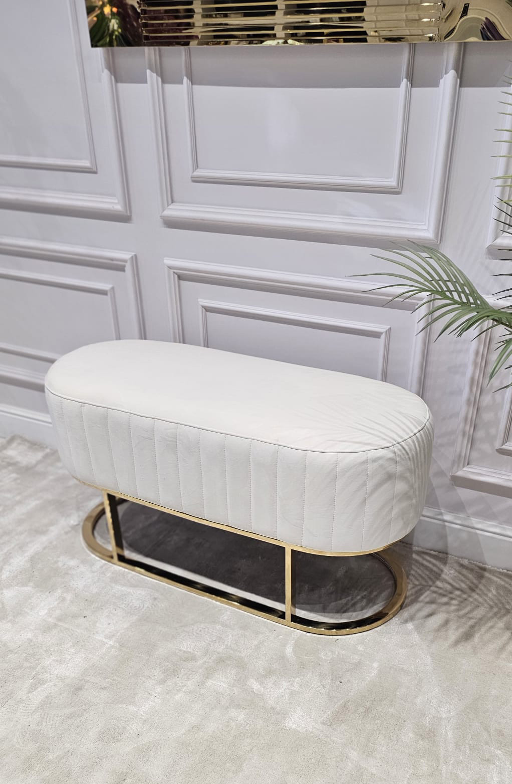 ŁAWKA o zaokrąglonych kształtach, welurowa tapicerka z pionowymi przeszyciami, złoty, metalowy stelaż, nowoczesny styl
