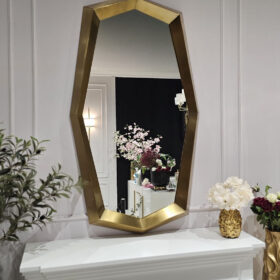 LUSTRO ŚCIENNE o geometrycznym kształcie, złota rama w szczotkowanym wykończeniu, nowoczesny styl