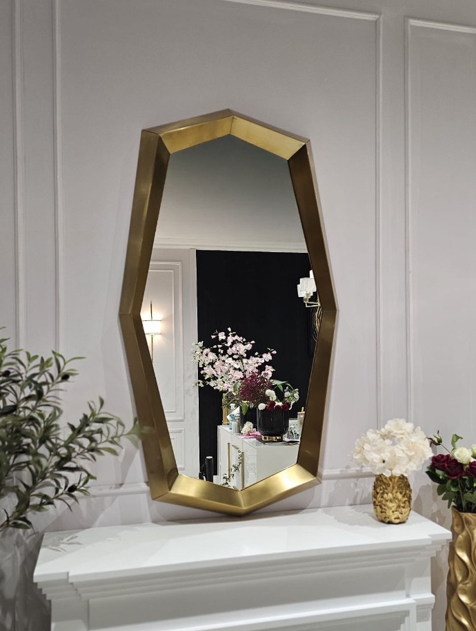 LUSTRO ŚCIENNE o geometrycznym kształcie, złota rama w szczotkowanym wykończeniu, nowoczesny styl