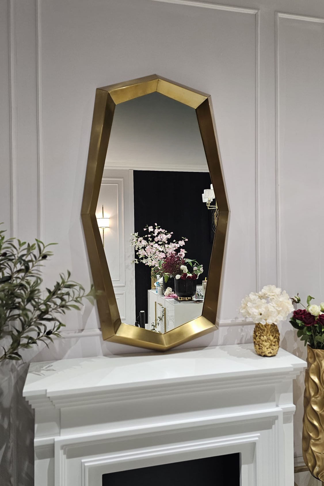 LUSTRO ŚCIENNE o geometrycznym kształcie, złota rama w szczotkowanym wykończeniu, nowoczesny styl